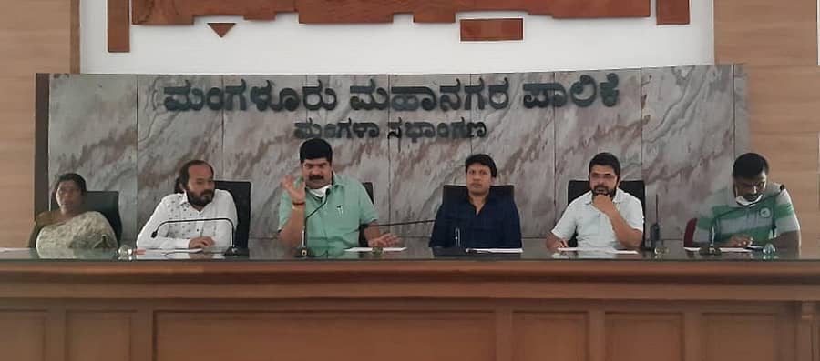 ಮಂಗಳೂರಿನ ಮಹಾನಗರ ಪಾಲಿಕೆ ಸಭಾಂಗಣದಲ್ಲಿ ಭಾಣುವಾರ ನಡೆದ ಪಾಲಿಕೆ ಸದಸ್ಯರು, ಅಂಗಡಿಗಳ ಮಾಲೀಕರ ಸಭೆಯಲ್ಲಿ ಶಾಸಕ ವೇದವ್ಯಾಸ ಕಾಮತ್ ಮಾತನಾಡಿದರು. ಉಪಮೇಯರ್ ವೇದಾವತಿ, ಮೇಯರ್ ದಿವಾಕರ, ಶಾಸಕ ಡಾ.ಭರತ್ ಶೆಟ್ಟಿ, ಪಾಲಿಕೆ ಆಯುಕ್ತ ಅಜಿತ್ಕುಮಾರ್ ಹೆಗ್ಡೆ, ಜಂಟಿ ಆಯುಕ್ತ ಡಾ.ಸಂತೋಷ್ಕುಮಾರ್ ಇದ್ದರು.