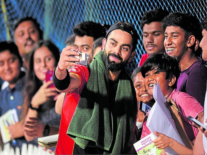 ಅಭಿಮಾನಿಗಳೊಂದಿಗ ಸೆಲ್ಫಿ ತೆಗೆಸಿಕೊಳ್ಳುತ್ತಿರುವ ವಿರಾಟ್ ಕೊಹ್ಲಿ