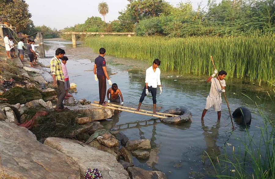 ಕಾಳಗಿಯ ಕೆಲ ಯುವಕರು ಸ್ಥಳೀಯ ರೌದ್ರಾವತಿ ನದಿ ಸ್ವಚ್ಛಗೊಳಿಸುತ್ತಿದ್ದಾರೆ