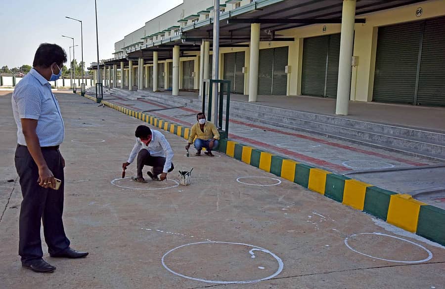 ದಾಸನಪುರ ಉಪಮಾರುಕಟ್ಟೆಯಲ್ಲಿ ವಹಿವಾಟು ಆರಂಭಿಸಲು ತಯಾರಿ ನಡೆಸಿದ ಎಪಿಎಂಸಿ ಅಧಿಕಾರಿಗಳು –ಪ್ರಜಾವಾಣಿ ಚಿತ್ರ