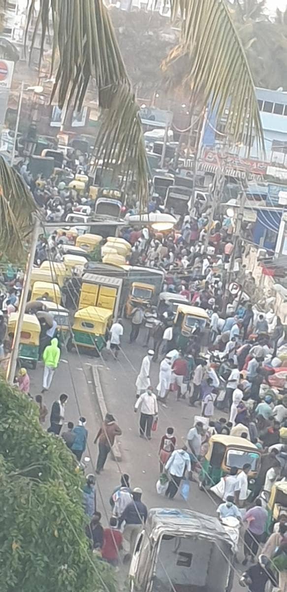 ಯಲಹಂಕ ರೈತರ ಸಂತೆ ಬಳಿ ತರಕಾರಿ ಖರೀದಿಸಲು ಸೇರಿರುವ ಜನಜಂಗುಳಿ.