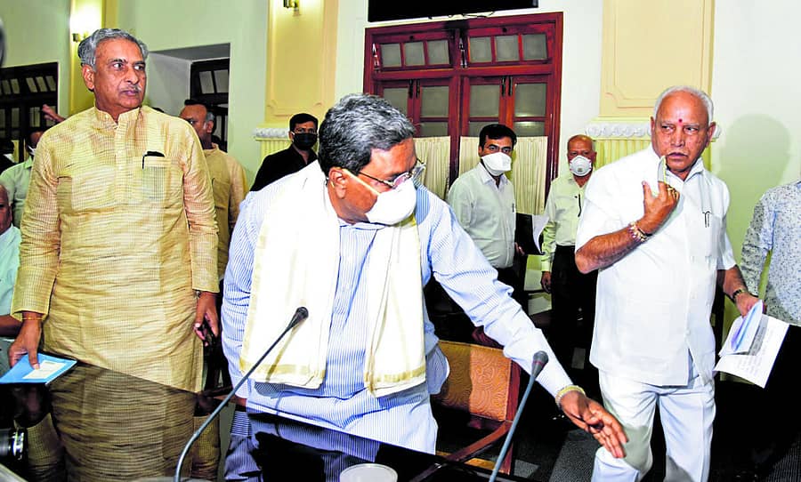 ಸರ್ವಪಕ್ಷಗಳ ಸಭೆಗೆ ಆಗಮಿಸಿದ ಮುಖ್ಯಮಂತ್ರಿ ಬಿ.ಎಸ್.ಯಡಿಯೂರಪ್ಪ. ವಿಧಾನಪರಿಷತ್ ಸದಸ್ಯ ಬಸವರಾಜ ಹೊರಟ್ಟಿ, ವಿರೋಧ ಪಕ್ಷದ ನಾಯಕ ಸಿದ್ದರಾಮಯ್ಯ. ಇದ್ದರು –ಪ್ರಜಾವಾಣಿ ಚಿತ್ರ