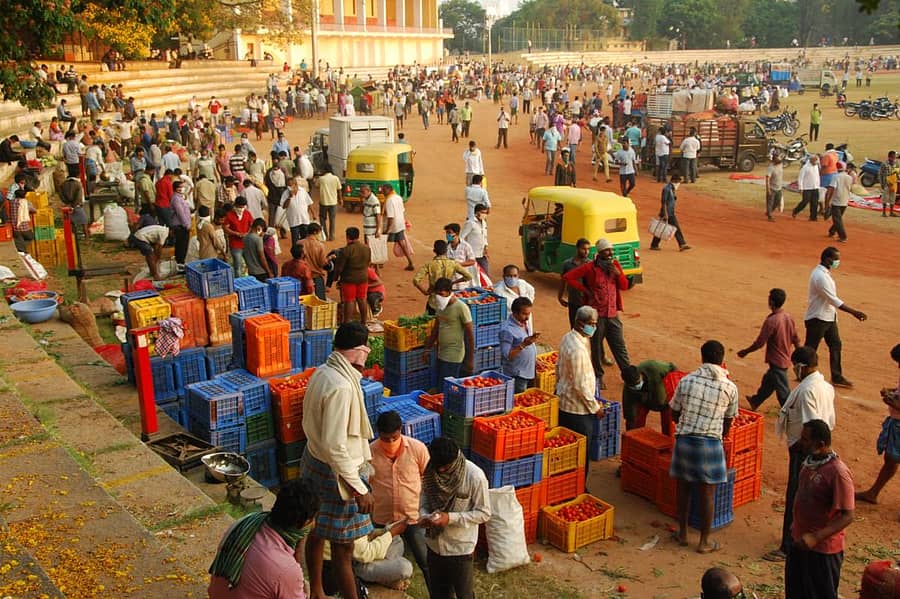 ಸಾಮಾಜಿಕ ಅಂತರ ಕಾಯ್ದುಕೊಳ್ಳದೆ ಮಂಡ್ಯ ನಗರದ ಸರ್ ಎಂ.ವಿ ಕ್ರೀಡಾಂಗಣದಲ್ಲಿ ತರಕಾರಿ ಖರೀದಿಯಲ್ಲಿ ನಿರತರಾಗಿರುವ ಜನರು