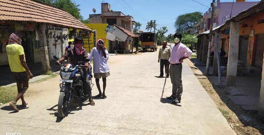 ಗೌರಿಬಿದನೂರು ತಾಲ್ಲೂಕಿನ ವಾಟದಹೊಸಹಳ್ಳಿಯಲ್ಲಿನ ನಾಗರೀಕರಲ್ಲಿ ಸಾಮಾಜಿಕ ಅಂತರದ ಬಗ್ಗೆ ತಿಳಿಸಲು ಲಾಠಿ ಹಿಡಿದ ಪಿಡಿಒ ಬಾಲಕೃಷ್ಣ