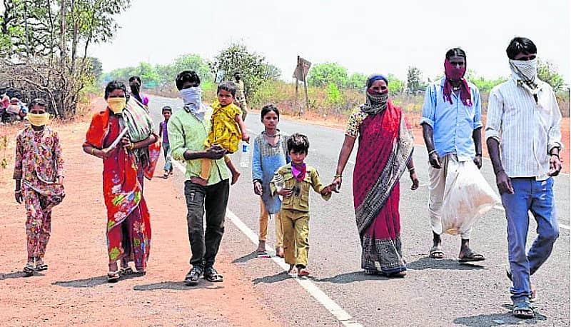 ಹೈದರಾಬಾದ್ನಲ್ಲಿ ಕಮ್ಮಾರಿಕೆ ಮಾಡುತ್ತಿದ್ದ ಕುಟುಂಬ ಉದ್ಯೋಗ ಕಳೆದುಕೊಂಡ ನಂತರ ಬೀದರ್ನ ಶಹಾಪುರ ಗೇಟ್ ಬಳಿಯ ಚೆಕ್ಪೋಸ್ಟ್ ಮಾರ್ಗವಾಗಿ ನಡೆದುಕೊಂಡು ಭಾಲ್ಕಿಗೆ ಹೊರಟಿರುವುದು