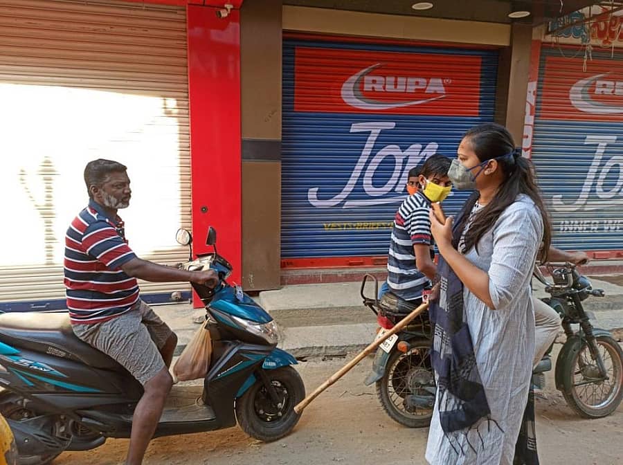 ದಿಗ್ಬಂಧನ ಆದೇಶದ ನಡುವೆಯೂ ಕೋಲಾರದಲ್ಲಿ ಮಂಗಳವಾರ ರಸ್ತೆಗಿಳಿದ ವಾಹನ ಸವಾರರಿಗೆ ತಹಶೀಲ್ದಾರ್ ಶೋಭಿತಾ ಲಾಠಿ ಹಿಡಿದು ಬುದ್ಧಿಮಾತು ಹೇಳಿದರು.