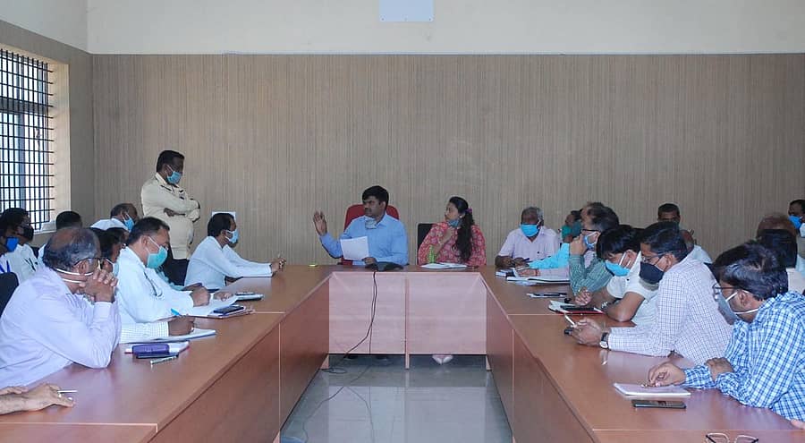 ಉಪ ವಿಭಾಗಾಧಿಕಾರಿ ಸೋಮಶೇಖರ್ ಕೋಲಾರದಲ್ಲಿ ಮಂಗಳವಾರ ದಿನಸಿ ಅಂಗಡಿ ಮಾಲೀಕರ ಹಾಗೂ ಅಧಿಕಾರಿಗಳ ಸಭೆ ನಡೆಸಿದರು.