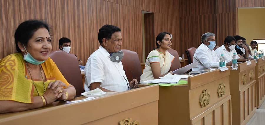 ಮಡಿಕೇರಿಯ ಜಿಲ್ಲಾ ಪಂಚಾಯಿತಿ ಸಭಾಂಗಣದಲ್ಲಿ ಮಂಗಳವಾರ ನಡೆದ ಸಭೆಯಲ್ಲಿ ಜಿಲ್ಲಾ ಉಸ್ತುವಾರಿ ಸಚಿವ ಸೋಮಣ್ಣ ಮಾತನಾಡಿದರು