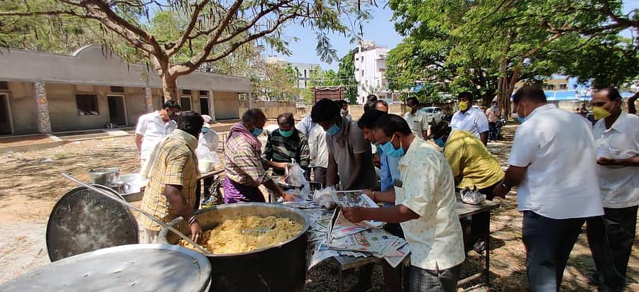 ಲಾಕ್ಡೌನ್ನಿಂದ ಸಮಸ್ಯೆಗೆ ಸಿಲುಕಿದವರಿಗೆ ಎಚ್ಡಿಕೆ ಜನತಾ ದಾಸೋಹ
