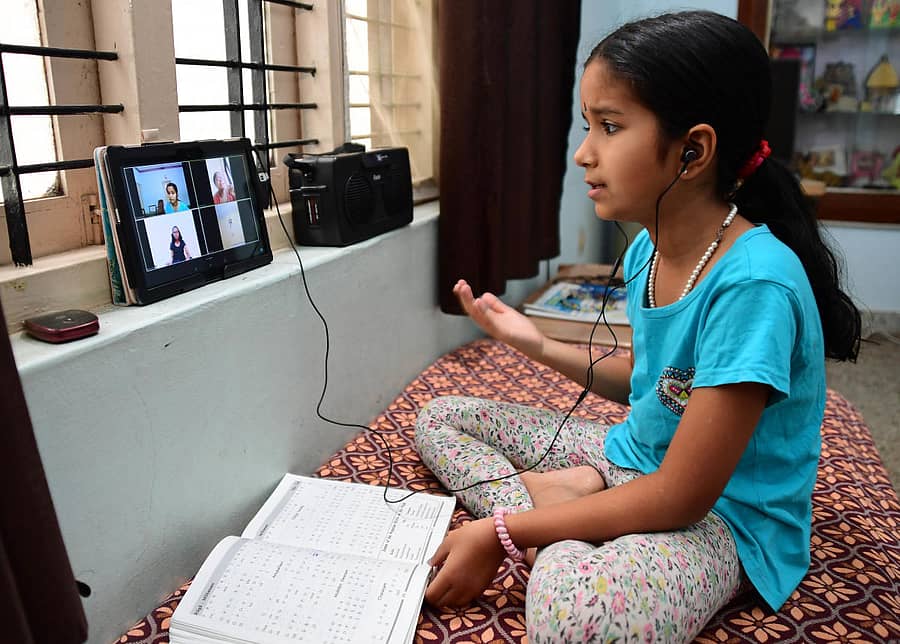 ಆನ್ಲೈನ್ನಲ್ಲಿ ಸಂಗೀತ ಪಾಠ ಕಲಿಯುತ್ತಿರುವ ಪುಟಾಣಿ.