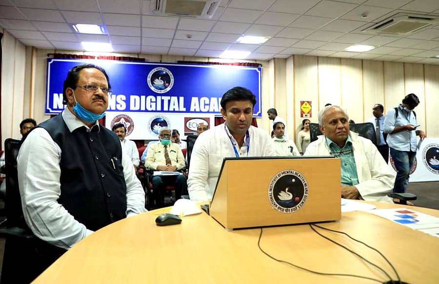 ಬೆಂಗಳೂರಿನ ನಿಮ್ಹಾನ್ಸ್ ಆಸ್ಪತ್ರೆಯಲ್ಲಿ ವೈದ್ಯರ ಆನ್ಲೈನ್ ತರಬೇತಿ ಕಾರ್ಯಾಗಾರಕ್ಕೆ ವೈದ್ಯಕೀಯ ಶಿಕ್ಷಣ ಸಚಿವ ಡಾ.ಕೆ.ಸುಧಾಕರ್ ಚಾಲನೆ ನೀಡಿದರು. ಡಾ.ಸಚ್ಚಿದಾನಂದ ಹಾಗೂ ಡಾ. ನಾಗರಾಜ್ ಇದ್ದಾರೆ -