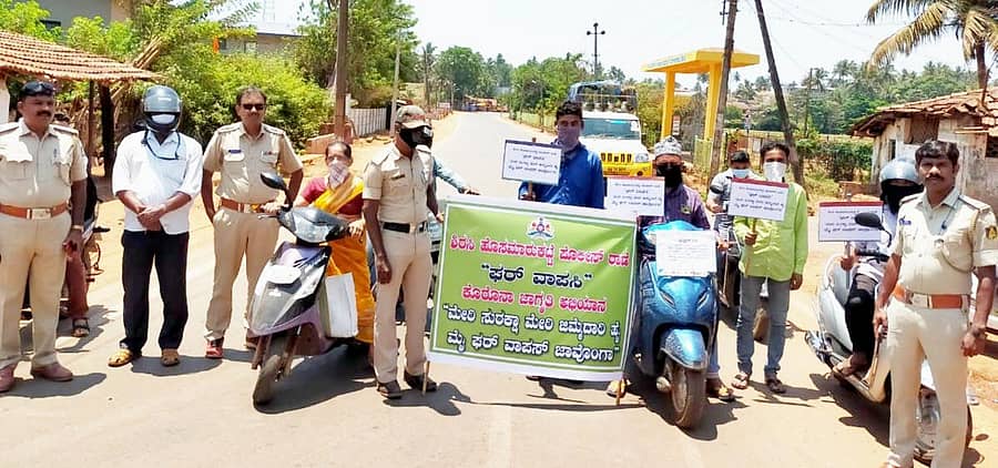 ಶಿರಸಿಯಲ್ಲಿ ಬುಧವಾರ ಪೊಲೀಸರು ‘ಘರ್ ವಾಪಸಿ’ ಜಾಗೃತಿ ಅಭಿಯಾನ ನಡೆಸಿದರು