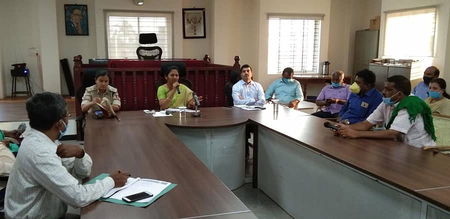 ಜಿಲ್ಲಾಧಿಕಾರಿ ಸಿ.ಸತ್ಯಭಾಮ ಕೋಲಾರದಲ್ಲಿ ಬುಧವಾರ ರೈತ ಮುಖಂಡರು ಹಾಗೂ ವಿವಿಧ ಇಲಾಖೆ ಅಧಿಕಾರಿಗಳ ಸಭೆ ನಡೆಸಿದರು.