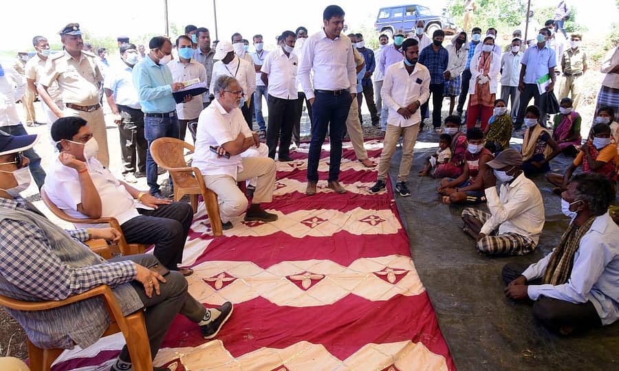 ಜಿಲ್ಲಾ ಉಸ್ತುವಾರಿ ಸಚಿವ ಎಸ್‌.ಸುರೇಶ್‌ ಕುಮಾರ್‌ ಅವರು ಗೌಡಹಳ್ಳಿಯಲ್ಲಿದ್ದ ಮಹಾರಾಷ್ಟ್ರದ ಆದಿವಾಸಿಗಳ ಜೊತೆ ಸಮಾಲೋಚನೆ ನಡೆಸಿದರು