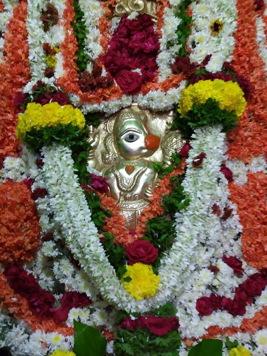 ಚಿತ್ರದುರ್ಗದ ಜಿಲ್ಲಾ ಕ್ರೀಡಾಂಗಣ ರಸ್ತೆಯಲ್ಲಿನ ಆಂಜನೇಯ ಸ್ವಾಮಿ