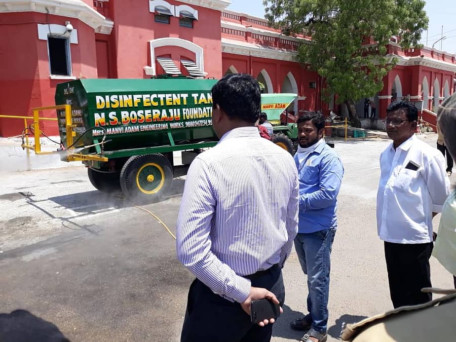 ರಾಯಚೂರು ಜಿಲ್ಲಾಡಳಿತಕ್ಕೆ ಎನ್.ಎಸ್.ಬೋಸರಾಜು ಫೌಂಡೆಷನ್ ವತಿಯಿಂದ ಫಾಗಿಂಗ್ ಯಂತ್ರವನ್ನು ಮಂಗಳವಾರ ಹಸ್ತಾಂತರಿಸಲಾಯಿತು