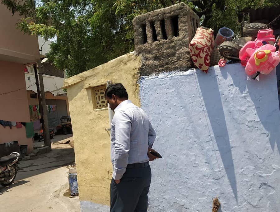 ರಾಯಚೂರಿನ ವಿವಿಧ ಬಡಾವಣೆಗಳಲ್ಲಿ ಜಿಲ್ಲಾಧಿಕಾರಿ ಆರ್.ವೆಂಕಟೇಶಕುಮಾರ್ ಬುಧವಾರ ಸುತ್ತಾಡಿ ಕೊರೊನಾ ಮುನ್ನಚ್ಚರಿಕೆ ಕ್ರಮಗಳನ್ನು ಪರಿಶೀಲಿಸಿದರು