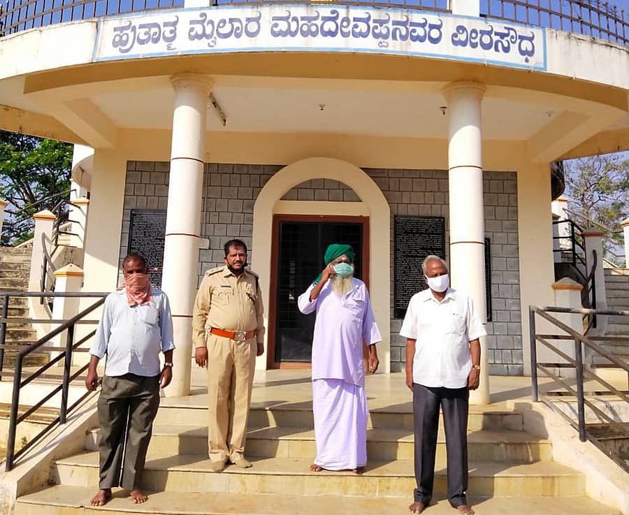 ಹಾವೇರಿ ನಗರದಲ್ಲಿರುವ ಹುತಾತ್ಮ ಮೈಲಾರ ಮಹದೇವಪ್ಪನವರ ವೀರಸೌಧಕ್ಕೆ ಟ್ರಸ್ಟ್ ಸದಸ್ಯ ಸತೀಶ ಕುಲಕರ್ಣಿ ಮತ್ತು ಇತರರು ನಮನ ಸಲ್ಲಿಸಿದರು