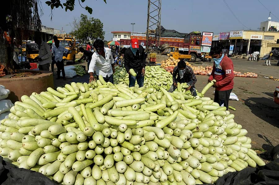 ಹೈದರಾಬಾದ್ ಮಾರುಕಟ್ಟೆಯಲ್ಲಿ ಸೋರೆಕಾಯಿ ಮಾರುತ್ತಿರುವ ಮಾಸ್ಕ್ ಧರಿಸಿದ ರೈತರು