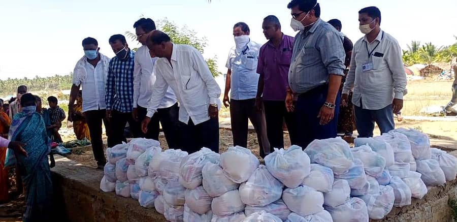 ಹೊಳಲ್ಕೆರೆ ತಾಲ್ಲೂಕಿನ ರಾಮಗಿರಿಯ ಸುಡುಗಾಡು ಸಿದ್ದರ ಕಾಲೊನಿಯಲ್ಲಿ ಗಣಪತಿ ಟ್ರಸ್ಟ್‌ನಿಂದ ಅಗತ್ಯ ವಸ್ತು ವಿತರಿಸಲಾಯಿತು