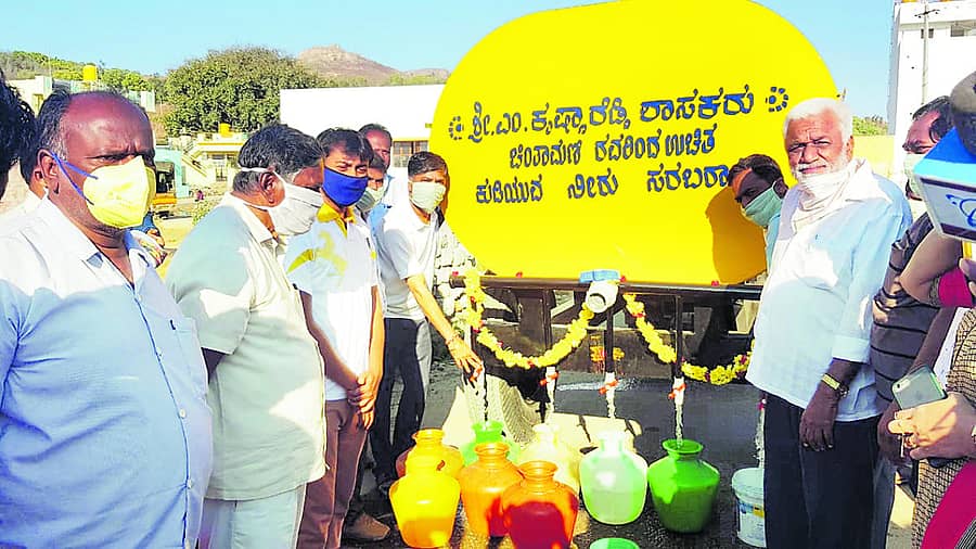 ಚಿಂತಾಮಣಿಯ ಆಶ್ರಯ ಬಡಾವಣೆಯಲ್ಲಿ ಶಾಸಕ ಎಂ.ಕೃಷ್ಣಾರೆಡ್ಡಿ ಉಚಿತ ನೀರು ಸರಬರಾಜಿಗೆ ಚಾಲನೆ ನೀಡಿದರು.