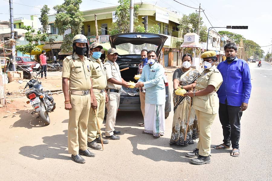 ಚಿಕ್ಕಬಳ್ಳಾಪುರದ ಸುಬ್ರಮಣ್ಯಶಾಸ್ತ್ರಿ ಅವರು ಬಂದೋಬಸ್ತ್ನಲ್ಲಿರುವ ಪೊಲೀಸ್ ಸಿಬ್ಬಂದಿಗೆ ಊಟ ವಿತರಿಸಿದರು.