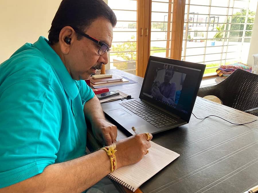 ವಿಜಯಪುರ ಜಿಲ್ಲಾ ಉಸ್ತುವಾರಿ ಸಚಿವ ಸಿ.ಸಿ.ಪಾಟೀಲ ಗುರುವಾರ ಜಿಲ್ಲೆಯ ಅಧಿಕಾರಿಗಳೊಂದಿಗೆ ವಿಡಿಯೊ ಸಂವಾದ ನಡೆಸಿದರು