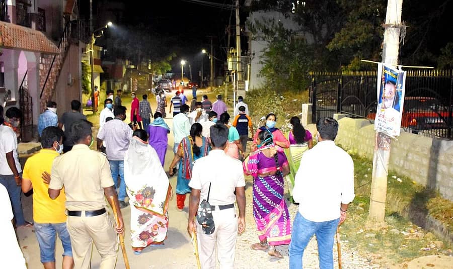 ಕೊರೊನಾ ಸೋಂಕಿನ ಶಂಕೆಯಲ್ಲಿ ಆರ್.ಎಲ್.ಜಾಲಪ್ಪ ಆಸ್ಪತ್ರೆಗೆ ದಾಖಲಾಗಿರುವ ದೆಹಲಿ ಮೂಲದವರನ್ನು ಕೋಲಾರದ ಇಟಿಸಿಎಂ ಆಸ್ಪತ್ರೆ ಬಳಿಯ ಸರ್ಕಾರಿ ಹಾಸ್ಟೆಲ್ಗೆ ಸ್ಥಳಾಂತರಿಸಲಾಗುತ್ತದೆ ಎಂಬ ಸುದ್ದಿ ತಿಳಿದು ಗುರುವಾರ ರಾತ್ರಿ ಪ್ರತಿಭಟನೆಗೆ ಮುಂದಾದ ಸ್ಥಳೀಯರನ್ನು ಪೊಲೀಸರು ಚದುರಿಸಿದರು.