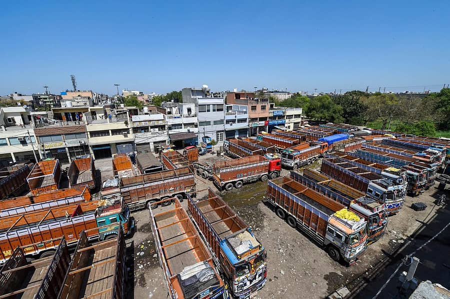 ದೆಹಲಿಯ ಆಜಾದಪುರ ಮಾರುಕಟ್ಟೆಯಲ್ಲಿ ನಿಲ್ಲಿಸಲಾಗಿರುವ ಟ್ರಕ್ಗಳ ನೋಟ – ಪಿಟಿಐ ಚಿತ್ರ