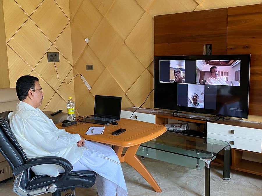 ವಿಜಯಪುರ ಜಿಲ್ಲಾ ಉಸ್ತುವಾರಿ ಸಚಿವ ಸಿ.ಸಿ.ಪಾಟೀಲ ಜಿಲ್ಲೆಯ ಅಧಿಕಾರಿಗಳೊಂದಿಗೆ ಶುಕ್ರವಾರ ವಿಡಿಯೊ ಸಂವಾದ ನಡೆಸಿದರು