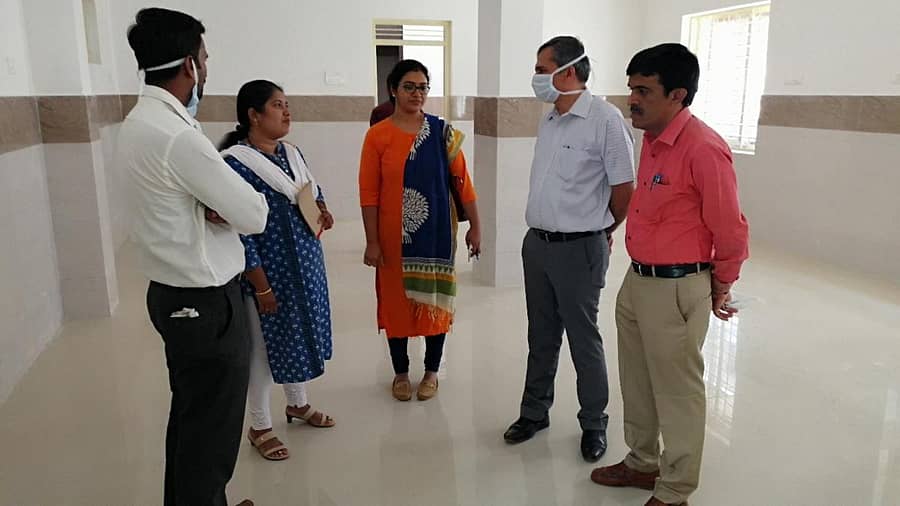 ಹಾಸನದ ಜಿಲ್ಲಾಸ್ಪತ್ರೆಯಲ್ಲಿ ಕೊರೊನಾ ಚಿಕಿತ್ಸೆಗೆ ಸಿದ್ಧಗೊಂಡಿರುವ ವಾರ್ಡ್ಗೆ ಡಿಎಚ್ಒ ಡಾ.ಸತೀಶ್, ಜಿಲ್ಲಾ ಶಸ್ತ್ರಚಿಕಿತ್ಸಕ ಡಾ.ಕೃಷ್ಣಮೂರ್ತಿ ಭೇಟಿ ನೀಡಿ ಪರಿಶೀಲಿಸಿದರು.