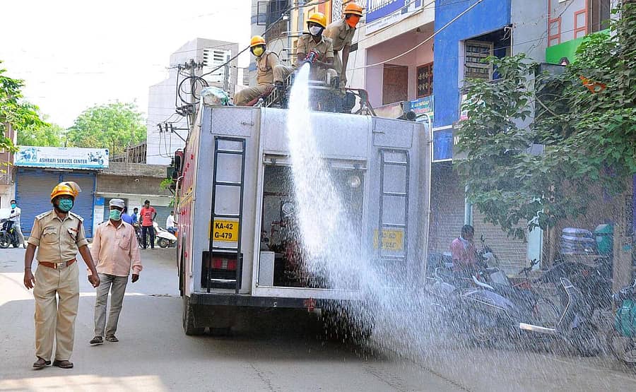 ಬಳ್ಳಾರಿಯ ಕಮ್ಮಿಂಗ್‌ ರಸ್ತೆಯಲ್ಲಿ ಶುಕ್ರವಾರ ಅಗ್ನಿಶಾಮಕ ಸಿಬ್ಬಂದಿ ಹೈಪೋಕ್ಲೋರೈಡ್‌ ಮಿಶ್ರಣ ಸಿಂಪಡಿಸಿದರು.