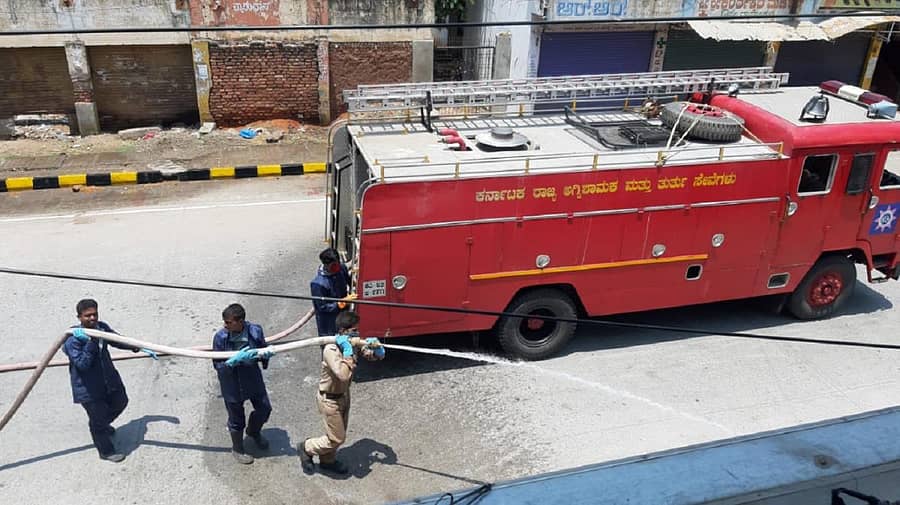 ನಂಜನಗೂಡು ನಗರದಲ್ಲಿ ಅಗ್ನಿಶಾಮಕ ದಳದ ಸಿಬ್ಬಂದಿ ಸೋಂಕು ನಿವಾರಕ ಸಿಂಪಡಿಸಿದರು