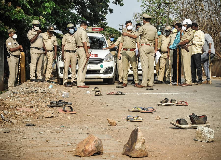 ಹುಬ್ಬಳ್ಳಿಯ ಮಂಟೂರು ರಸ್ತೆ ಅರಳಿಕಟ್ಟೆ ಕಾಲೊನಿಯಲ್ಲಿ ಶುಕ್ರವಾರ ನಮಾಜ್ ವಿಷಯಕ್ಕೆ ಸಂಬಂಧಿಸಿ ಮುಸ್ಲಿಮರು ಪೊಲೀಸರ ಮೇಲೆ ಕಲ್ಲು ತೂರಿದ್ದರಿಂದ ಉದ್ವಿಗ್ನ ಸ್ಥಿತಿ ನಿರ್ಮಾಣವಾಗಿದ್ದು, ಘಟನಾ ಸ್ಥಳಕ್ಕೆ ಪೊಲೀಸ್ರು ಬಂದೋಬಸ್ತ್ ಒದಗಿಸಿರುವ ದೃಶ್ಯ –ಪ್ರಜಾವಾಣಿ ಚಿತ್ರ/ ತಾಜುದ್ದೀನ್ ಆಜಾದ್