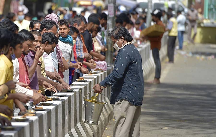 ದೆಹಲಿಯ ಶಾಕುರ್‌ ಬಸ್ತಿ ಪ್ರದೇಶದಲ್ಲಿ ಶುಕ್ರವಾರ ಜನರಿಗೆ ಆಹಾರ ವಿತರಿಸಲಾಯಿತು –ಪಿಟಿಐ ಚಿತ್ರ