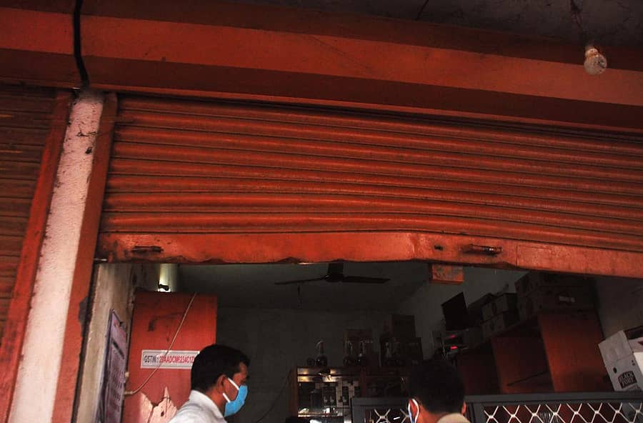 ಕುತ್ತಾರಿನ ನಿತ್ಯಾನಂದನಗರದಲ್ಲಿ ಎಂಎಸ್‌ಐಎಲ್‌ ಮಳಿಗೆಯ ಷಟರ್‌ ಮುರಿದಿರುವ ಕಳ್ಳರು