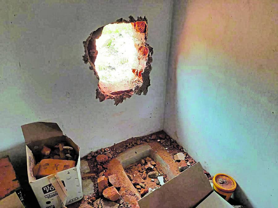 ಬಂಗಾರಪೇಟೆ ತಾಲ್ಲೂಕಿನ ಸೂಲಿಕುಂಟೆ ಬಳಿ ಎಂಎಸ್ಐಎಲ್ ಮದ್ಯ ಮಾರಾಟ ಮಳಿಗೆಗೆ ಕನ್ನ ಕೊರೆದಿರುವುದು