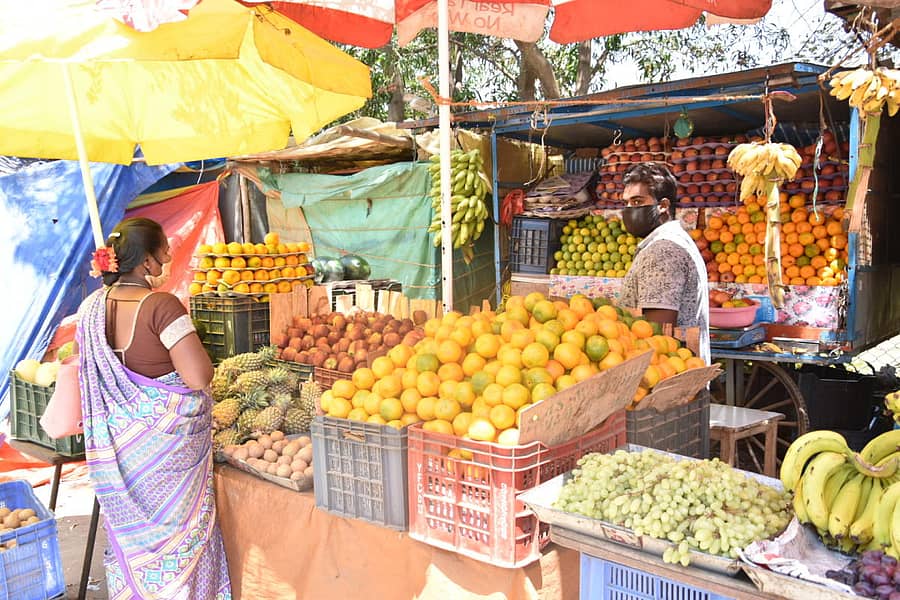 ಚಿಕ್ಕಬಳ್ಳಾಪುರದಲ್ಲಿ ಮಹಿಳೆಯೊಬ್ಬರು ಶನಿವಾರ ಹಣ್ಣು ಖರೀದಿಸಿದರು.