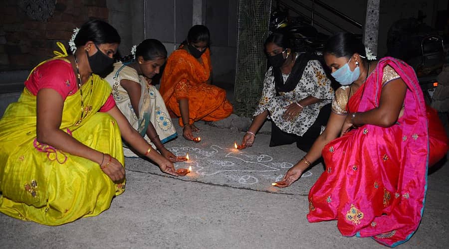 ವಿಜಯಪುರದಲ್ಲಿ ಭಾನುವಾರ ರಾತ್ರಿ ಮಹಿಳೆಯರು ಮನೆಯಂಗಳದಲ್ಲಿ ರಂಗೋಲಿಯಲ್ಲಿ ಭಾರತ ನಕ್ಷೆಯನ್ನು ಚಿತ್ರಿಸಿ, ಅದರಲ್ಲಿ ಹಣತೆಯನ್ನು ಬೆಳಗಿಸುವ ಮೂಲಕ ಗಮನ ಸೆಳೆದರು–ಪ್ರಜಾವಾಣಿ ಚಿತ್ರ: ಸಂಜೀವ ಅಕ್ಕಿ