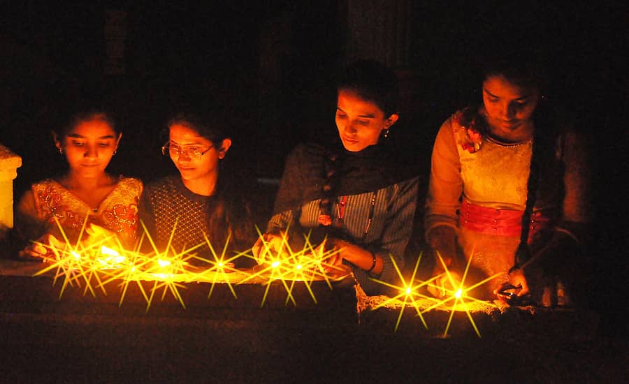 ಹಾವೇರಿಯ ಮಂಜುನಾಥ ನಗರದಲ್ಲಿರುವ ತಾಲ್ಲೂಕು ಕಸಾಪ ಅಧ್ಯಕ್ಷ ವೈ.ಬಿ.ಆಲದಕಟ್ಟಿ ಅವರ ಮನೆಯಲ್ಲಿ ಹಣತೆ ಹಚ್ಚಿದ ಯುವತಿಯರು –ಪ್ರಜಾವಾಣಿ ಚಿತ್ರ: ನಾಗೇಶ ಬಾರ್ಕಿ