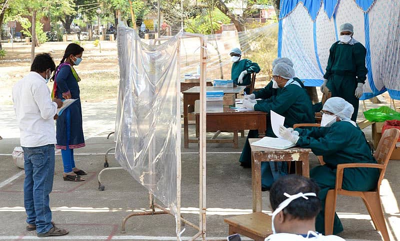 ದಾವಣಗೆರೆಯ ಚಿಗಟೇರಿ ಆಸ್ಪತ್ರೆಯಲ್ಲಿ ರಚಿಸಲಾಗಿರುವ ಫ್ಲೂ ಕಾರ್ನರ್ ಮುಂದೆ ಪರಿಕ್ಷೇಗಾಗಿ ನಿಂತಿರುವುದು –ಪ್ರಜಾವಾಣಿ ಚಿತ್ರ/ ಸತೀಶ ಬಡಿಗೇರ್