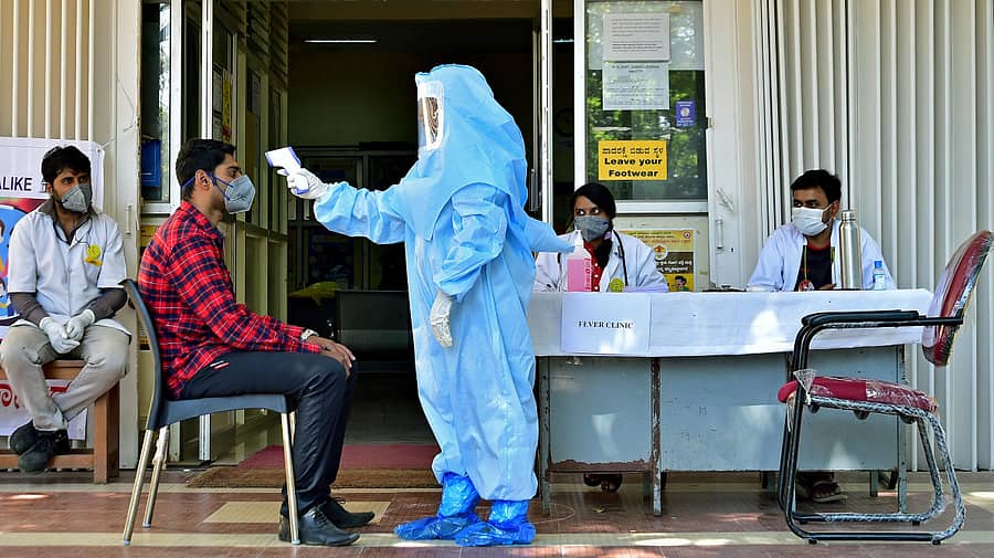ಫಿವರ್ ಕ್ಲಿನಿಕ್ನಲ್ಲಿ ಆರೋಗ್ಯ ತಪಾಸಣೆ ಮಾಡುತ್ತಿರುವುದು – ಪ್ರಜಾವಾಣಿ ಚಿತ್ರ