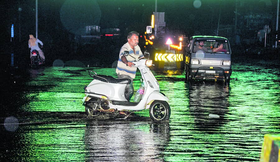 ದಾವಣಗೆರೆಯ ಪಿ.ಬಿ ರಸ್ತೆಯಲ್ಲಿ ಭಾನುವಾರ ರಾತ್ರಿ ಸುರಿದ ಗಾಳಿ ಮಳೆಗೆ ವಾಹನ ಸವಾರರು ತೊಂದರೆ ಅನುಭವಿಸುವಂತಾಯಿತು –ಪ್ರಜಾವಾಣಿ ಚಿತ್ರ