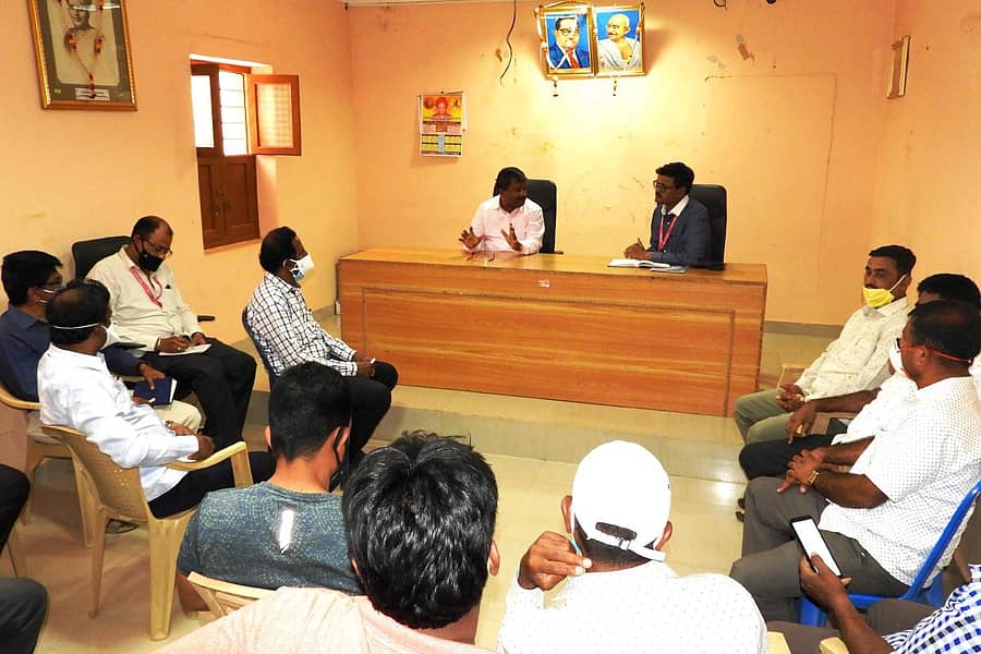 ವಿಜಯಪುರದಲ್ಲಿ ಶಾಸಕ ನಿಸರ್ಗ ನಾರಾಯಣಸ್ವಾಮಿ ಅವರು ಪುರಸಭಾ ಮುಖ್ಯಾಧಿಕಾರಿ ಬಿ.ಎ.ಪ್ರದೀಪ್ ಕುಮಾರ್ ಅವರಿಂದ ಮಾಹಿತಿ ಪಡೆದರು