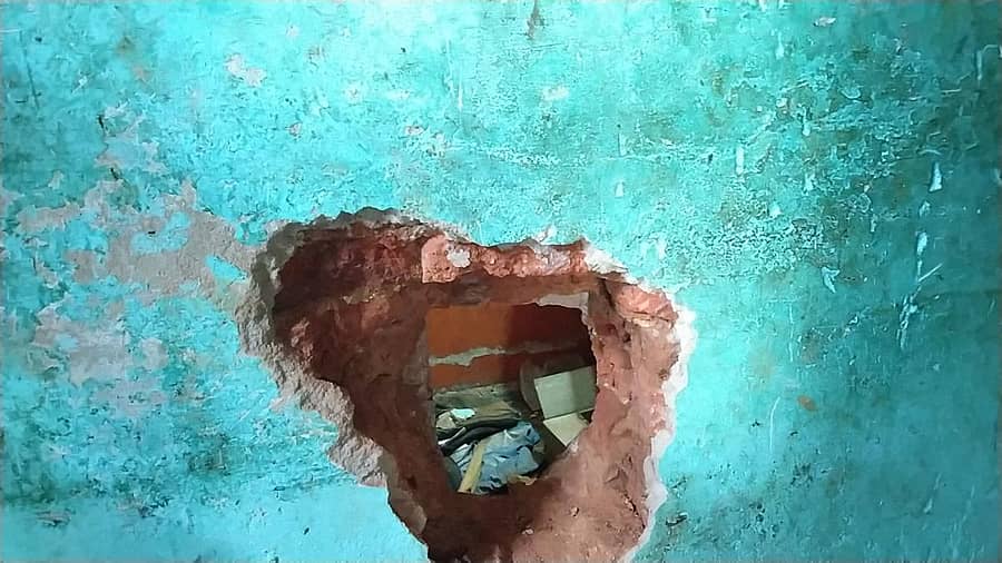 ಕೆಜಿಎಫ್ ಆಂಡರ್ಸನ್ಪೇಟೆಯ ಮದ್ಯದ ಅಂಗಡಿಗೆ ಮಂಗಳವಾರ ಕನ್ನ ಕೊರೆದಿರುವ ಕಳ್ಳರು