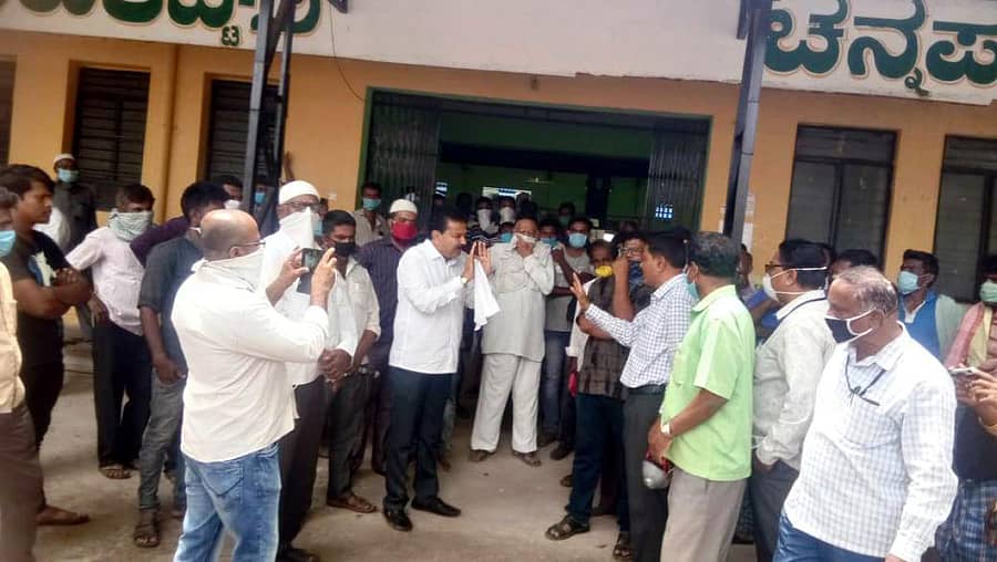 ಚನ್ನಪಟ್ಟಣದ ರೇಷ್ಮೆಗೂಡು ಮಾರುಕಟ್ಟೆಯಲ್ಲಿ ರೀಲರ್ಗಳು ನಡೆಸಿದ ಪ್ರತಿಭಟನೆಯಲ್ಲಿ ಅಧಿಕಾರಿಗಳ ಜೊತೆ ಮಾತಿನ ಚಕಮಕಿ ನಡೆಯಿತು