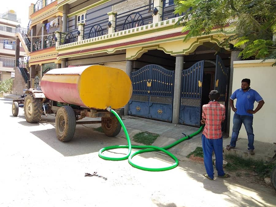 ಬಂಗಾರಪೇಟೆ ಕುಪ್ಪಸ್ವಾಮಿ ಮೊದಲಿಯಾರ್ ಬಡಾವಣೆಯ ಸ್ಟುಡಿಯೋ ಆನಂದ್ ಅವರು ಮನೆಗೆ ಟ್ಯಾಂಕರ್ ನೀರು ಖರೀದಿಸಿದರು