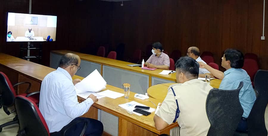 ಮಂಗಳವಾರ ಜಿಲ್ಲಾ ಉಸ್ತುವಾರಿ ಸಚಿವ ಬಸವರಾಜ ಬೊಮ್ಮಾಯಿ ಕೊರೊನಾ ನಿಯಂತ್ರಣಕ್ಕೆ ಕೈಗೊಂಡಿರುವ ಕ್ರಮಗಳ ಕುರಿತು ಅಧಿಕಾರಿಗಳೊಂದಿಗೆ ವಿಡಿಯೋ ಸಂವಾದ ನಡೆಸಿದರು.