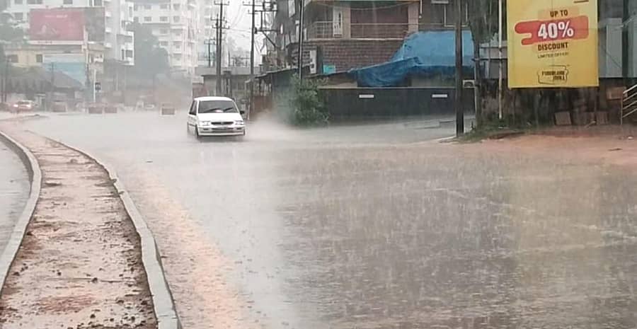 ಮಂಗಳವಾರ ನಗರದಲ್ಲಿ ಕೆಲಕಾಲ ಗುಡುಗು ಸಿಡಿಲು ಸಹಿತ ಬಿರುಸಾಗಿ ಮಳೆ ಸುರಿಯಿತು.