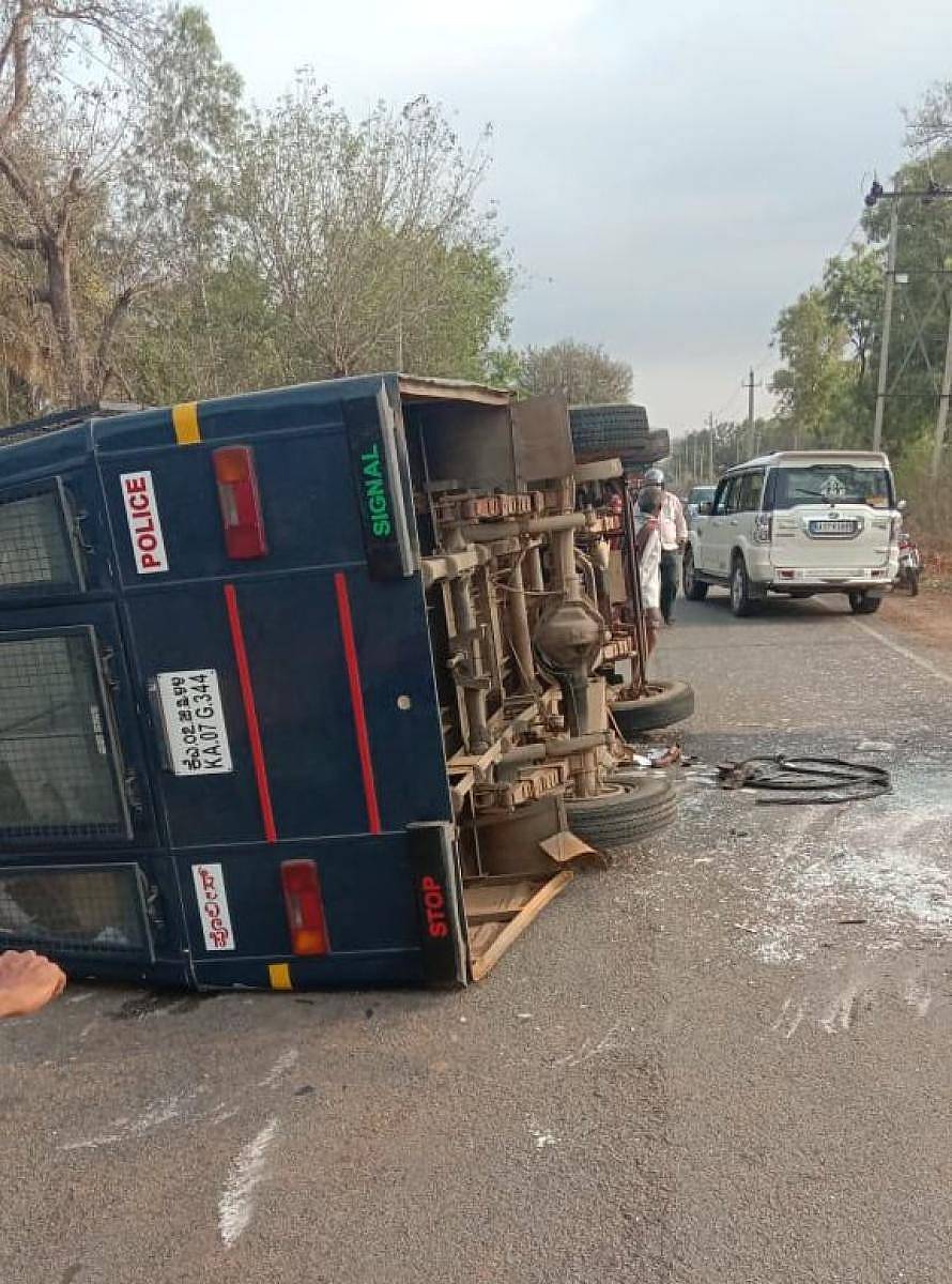 ಕೋಲಾರ ತಾಲ್ಲೂಕಿನ ಅರಿನಾಗನಹಳ್ಳಿ ಗೇಟ್‌ ಬಳಿ ಮಂಗಳವಾರ ಡಿಎಆರ್‌ ಪೊಲೀಸ್‌ ವಾಹನ ಮಗುಚಿ ಬಿದ್ದಿರುವುದು.